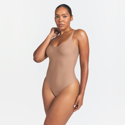 SKIMS BODY SCOOP LOW BACK THONG BODYSUIT - SIENNA