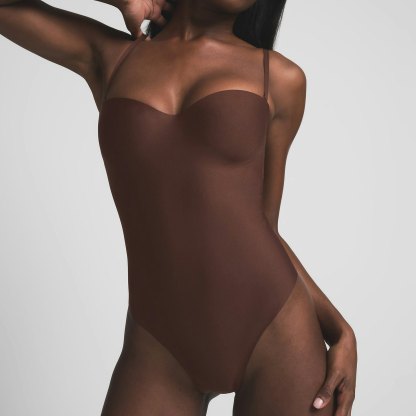 SKIMS BODY UNDERWIRE THONG BODYSUIT - COCOA