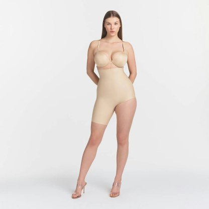 SKIMS BODY LEFT LEG SOLUTION SHORT - SAND