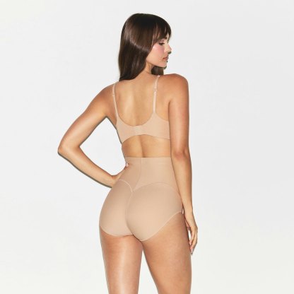 SKIMS BODY CORE SCULPT BUTT LIFTING BRIEF - CLAY
