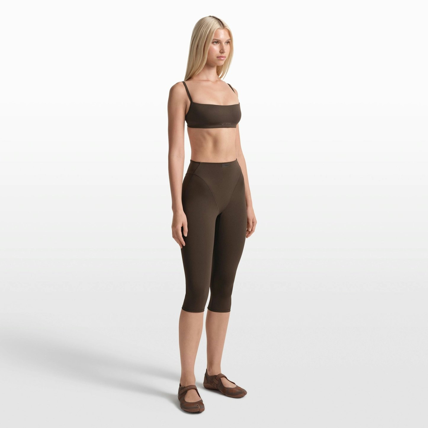 NikeSKIMS MATTE 17" V-LINE CROP LEGGING - DARK SEPIA - image 10