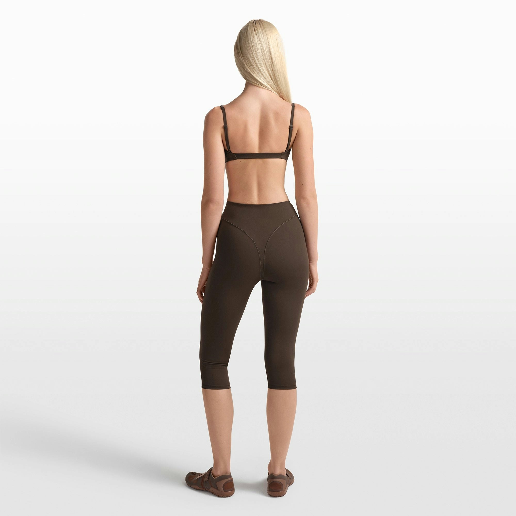 NikeSKIMS MATTE 17" V-LINE CROP LEGGING - DARK SEPIA - image 13
