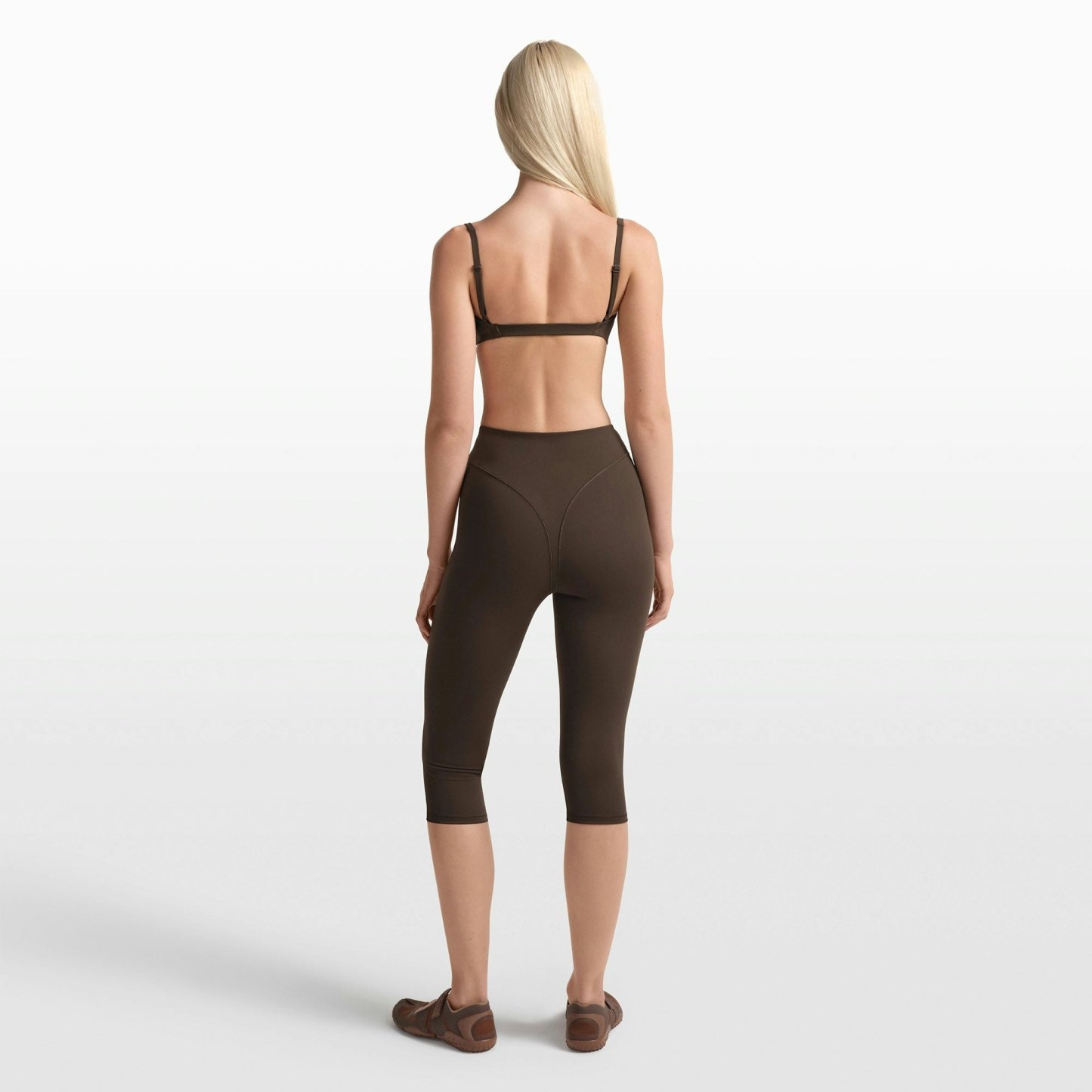 NikeSKIMS MATTE 17" V-LINE CROP LEGGING - DARK SEPIA - image 13
