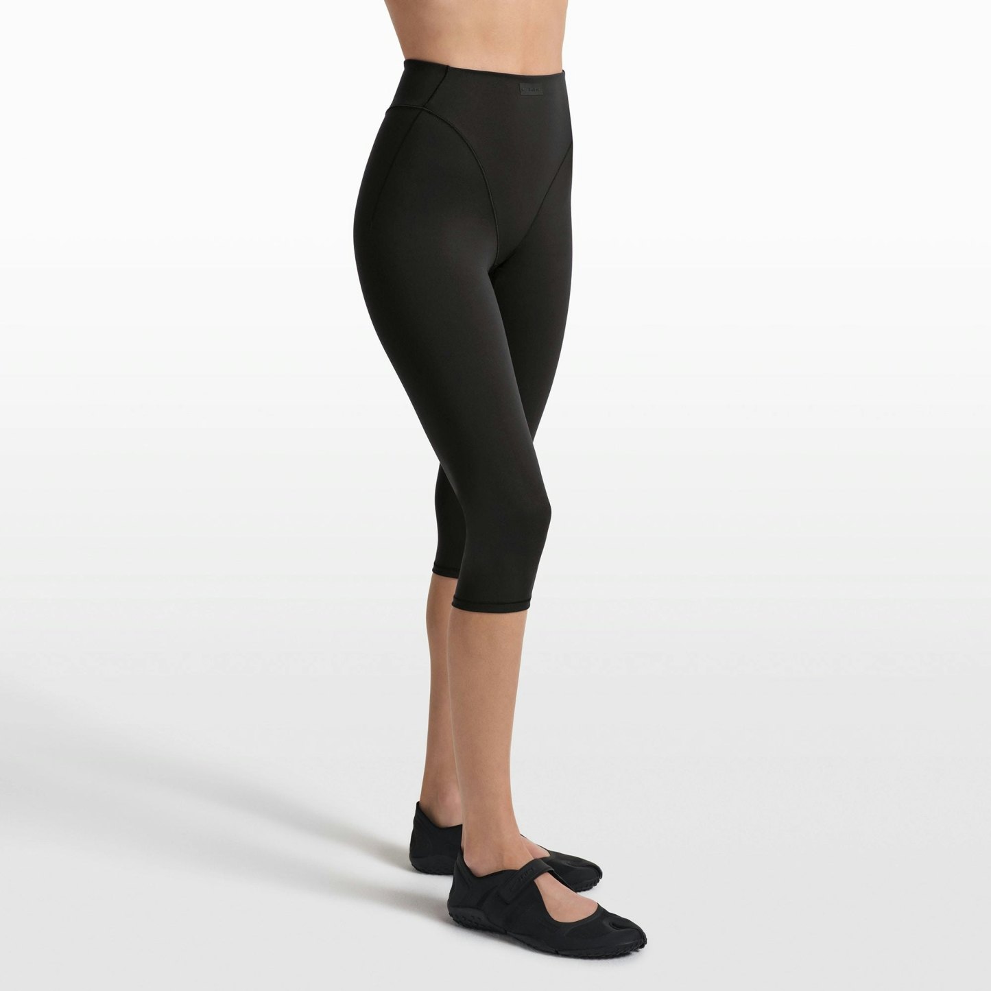 NikeSKIMS MATTE 17" V-LINE CROP LEGGING - OBSIDIAN - image 19