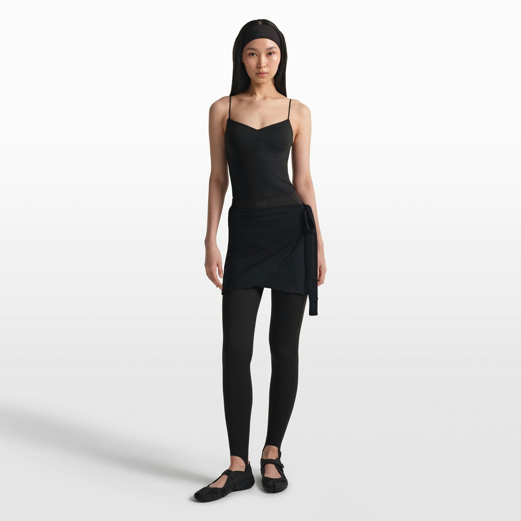 NikeSKIMS MATTE V-LINE STIRRUP LEGGING - OBSIDIAN