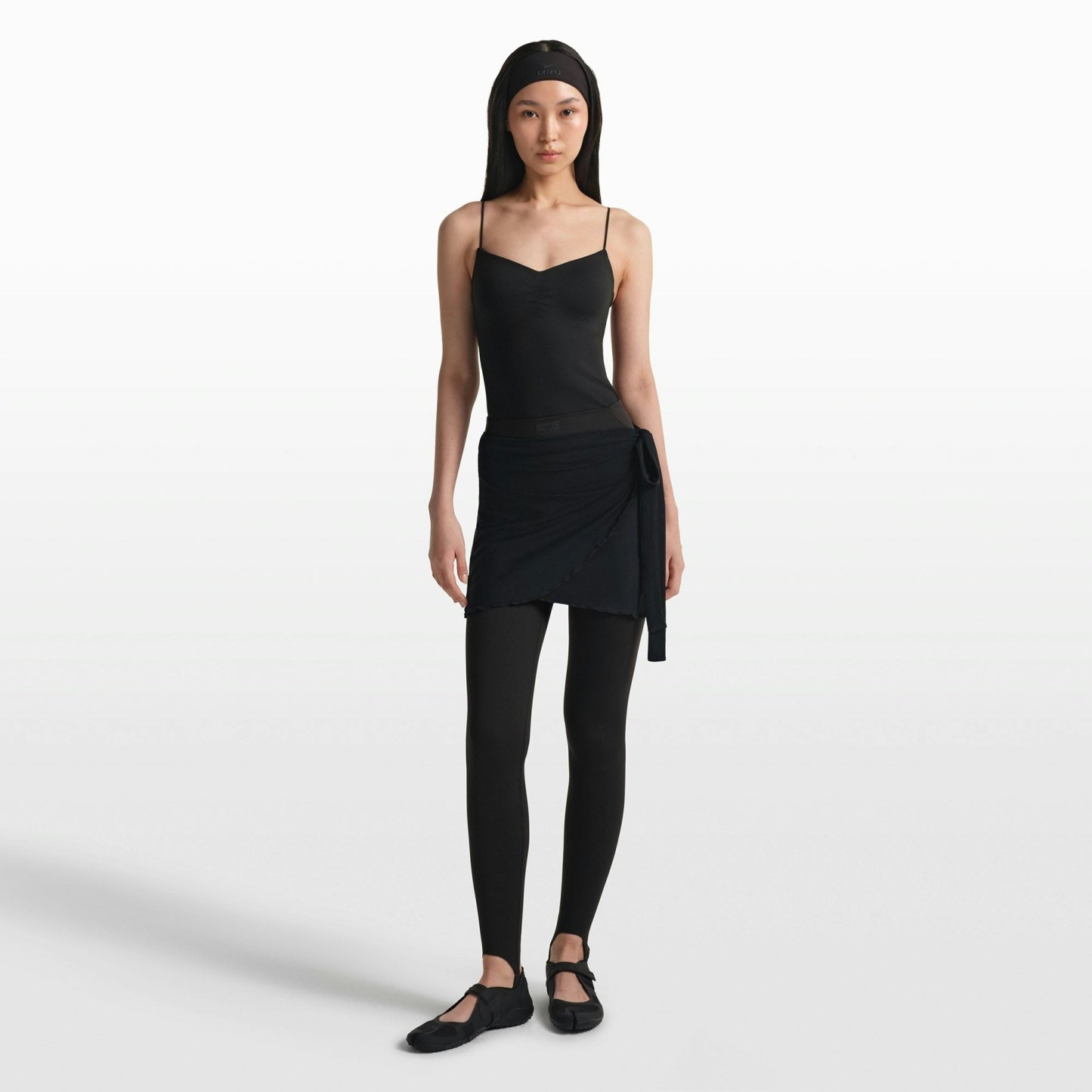NikeSKIMS MATTE V-LINE STIRRUP LEGGING - OBSIDIAN
