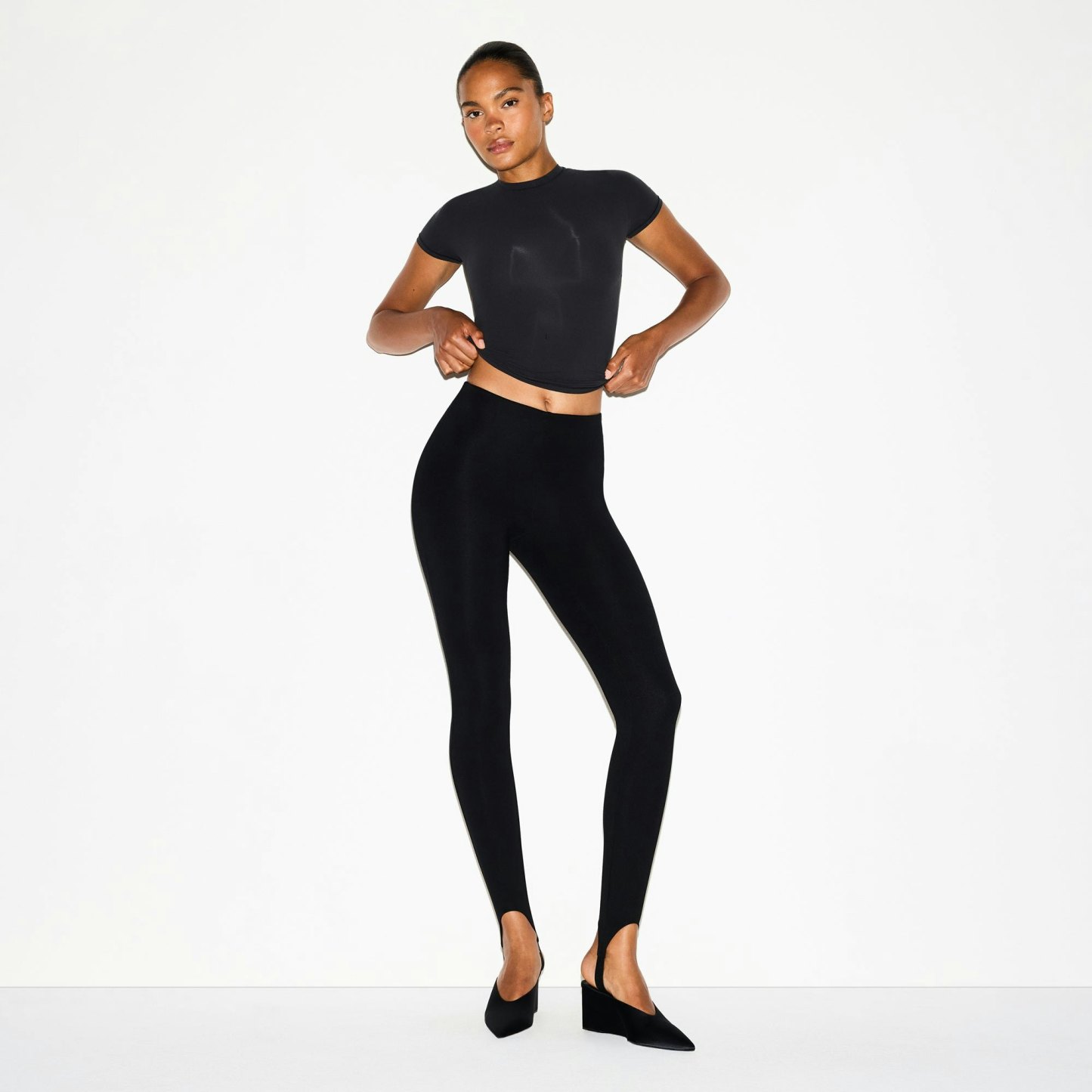 THE ESSENTIAL COLLECTION HIGH-WAISTED STIRRUP LEGGING - OBSIDIAN