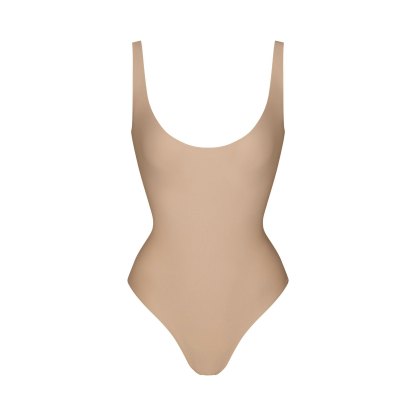 SKIMS BODY SCOOP LOW BACK THONG BODYSUIT - CLAY