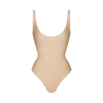 SKIMS BODY SCOOP LOW BACK THONG BODYSUIT - SAND