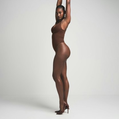 SKIMS ULTIMATE BODY PUSH-UP THONG BODYSUIT - COCOA