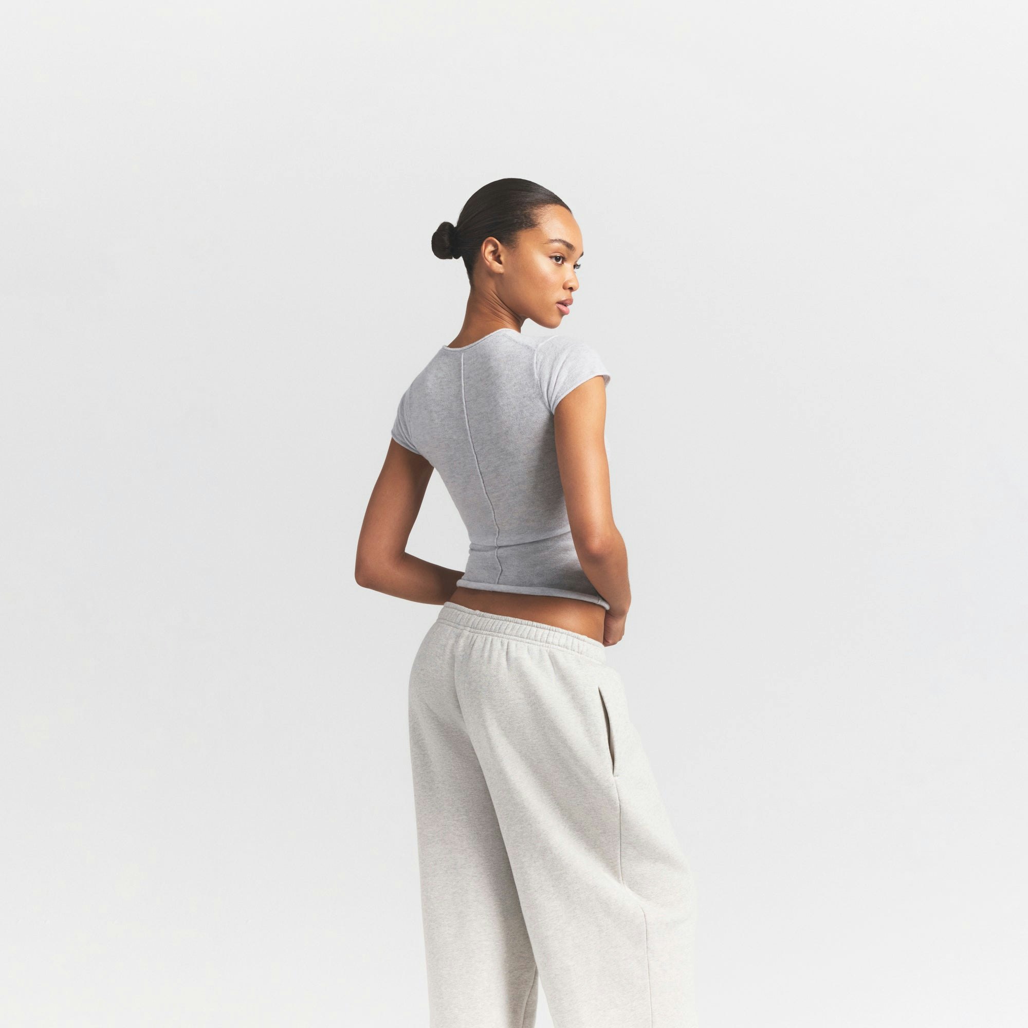 FEATHERWEIGHT CASHMERE TEE - LIGHT HEATHER GREY - image 8