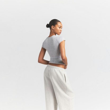 FEATHERWEIGHT CASHMERE TEE - LIGHT HEATHER GREY - image 8