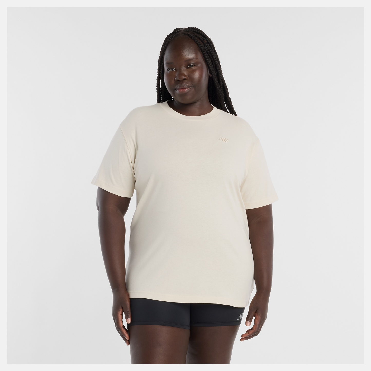 Anai lleva una talla M y mide 5'9"/175cm. Pecho : 45"/114cm, Cintura : 36.5"/93cm, Caderas : 48"/122 cm