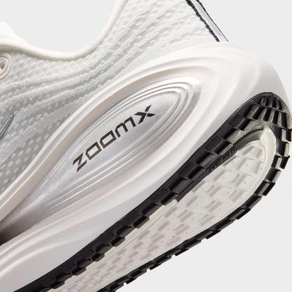 Women's Nithtke Vomero Plus Running Shoes - Part 2 - Summit White/Sail/Anthracite/Metallic Silver - Detail shot