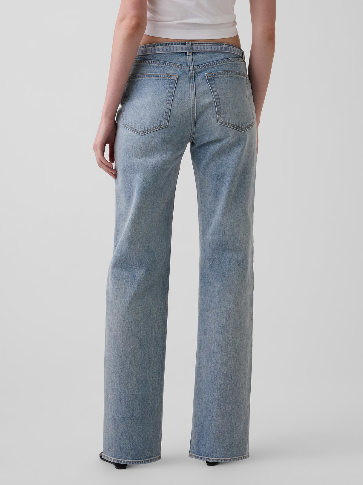 Mid Rise Relaxed Straight Jeans - Light wash indigo