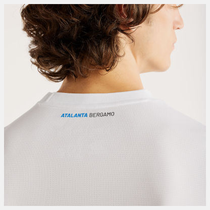 Felix is wearing size M and is 6'/183cm. Chest: 36.5"/93cm, Waist: 30.5"/78cm, Hips: 36.5"/93cm