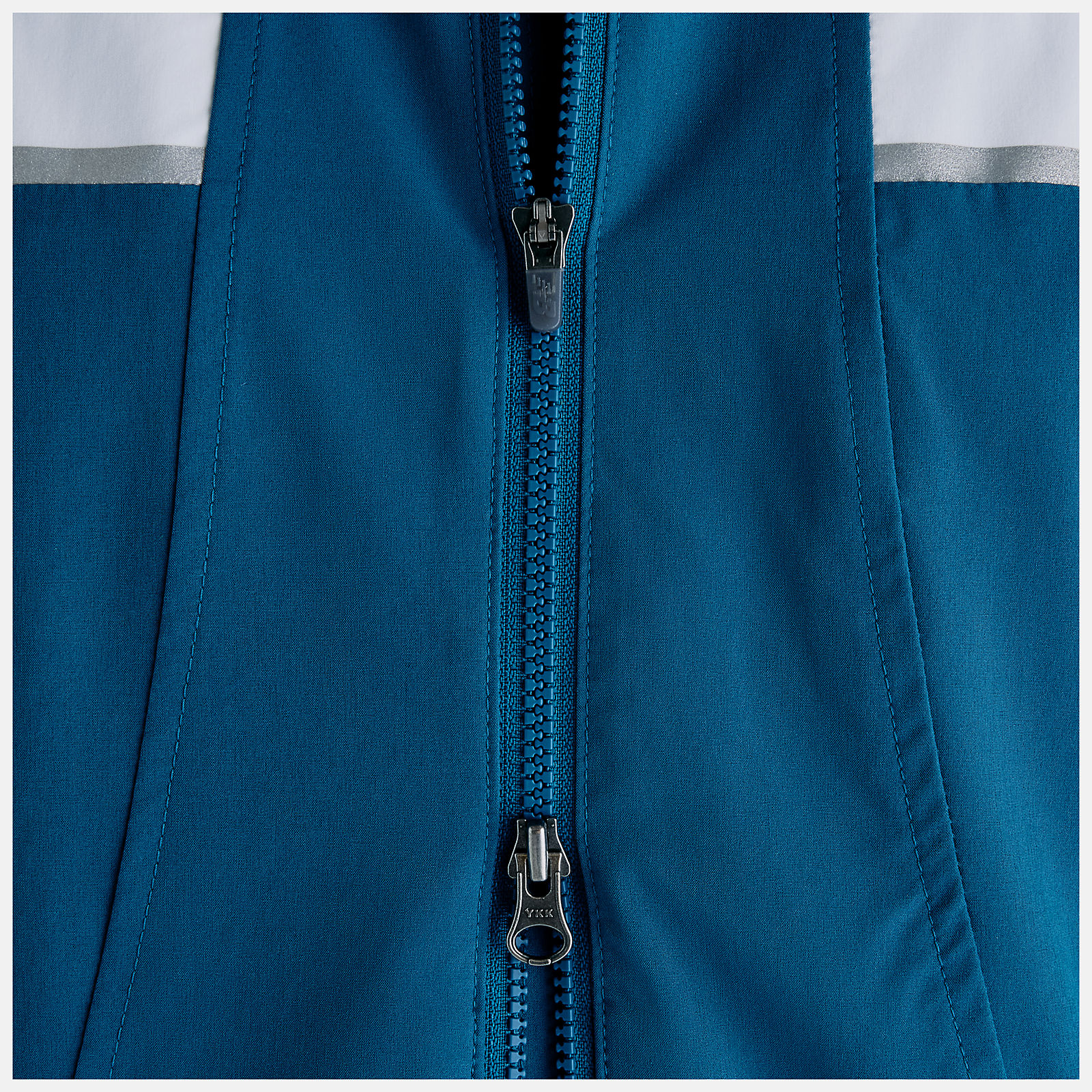 Chi is wearing size S and is 5'9"/ 175cm. Chest: 32"/81cm, Waist: 24"/61cm, Hips: 35"/89cm