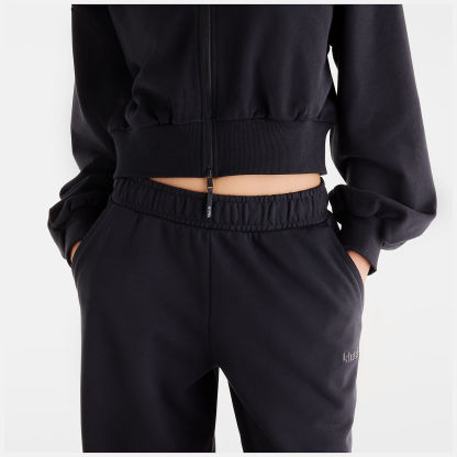 Lola is wearing size S and is 5'8"/172.72cm. Chest: 31.5"/80.01cm, Waist: 25.5"/64.77cm, Hips: 36"/91.44cm