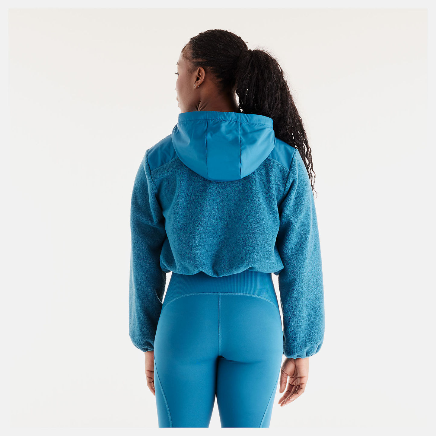 Isio-Maya is wearing size S and is 5'8"/172.72cm. Chest: 34"/86.36cm, Waist: 27.5"/69.85cm, Hips: 39"/99.06cm