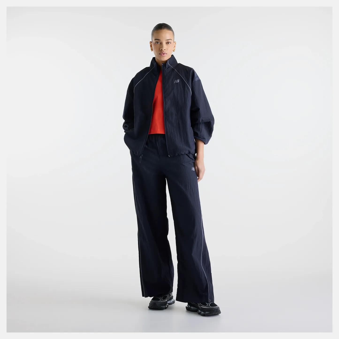 Nisaa lleva una talla S y mide 5'10"/177.8cm. Pecho : 32"/81.28cm, Cintura : 26"/66.04cm, Caderas : 39"/99.06cm