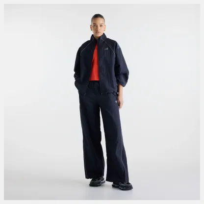 Nisaa lleva una talla S y mide 5'10"/177.8cm. Pecho : 32"/81.28cm, Cintura : 26"/66.04cm, Caderas : 39"/99.06cm