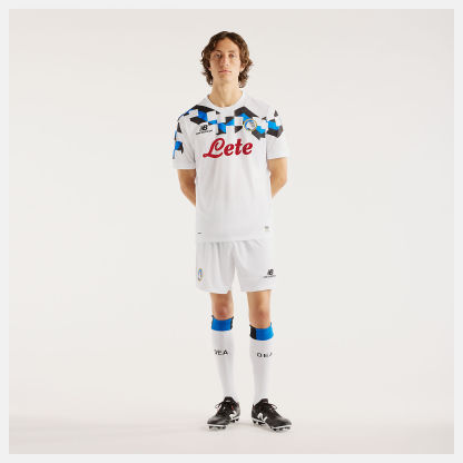 Felix is wearing size M and is 6'/183cm. Chest: 36.5"/93cm, Waist: 30.5"/78cm, Hips: 36.5"/93cm