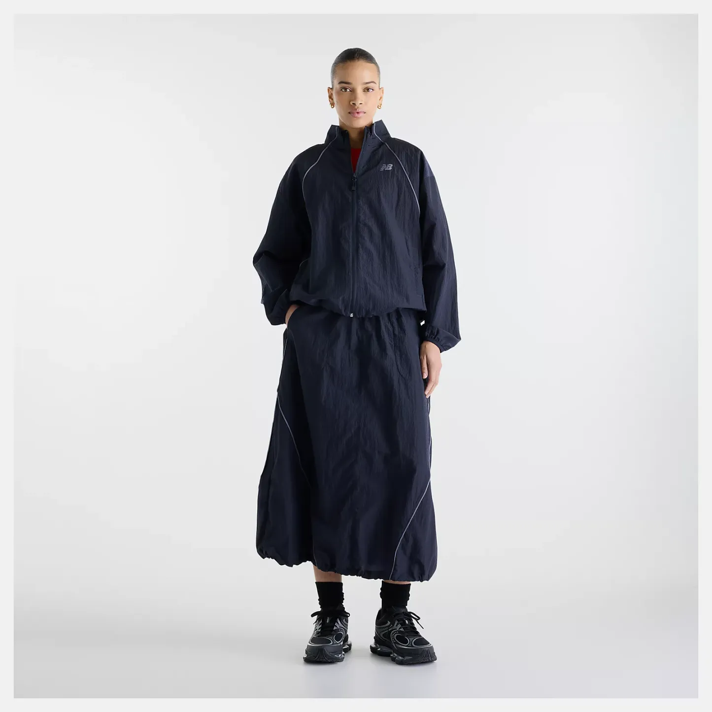 Nisaa is wearing size S and is 5'10"/177.8cm. Chest: 32"/81.28cm, Waist: 26"/66.04cm, Hips: 39"/99.06cm