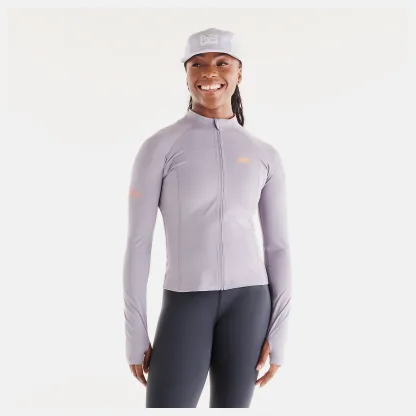 Isio-Maya lleva una talla S y mide 5'8"/172.72cm. Pecho : 34"/86.36cm, Cintura : 27.5"/69.85cm, Caderas : 39"/99.06cm