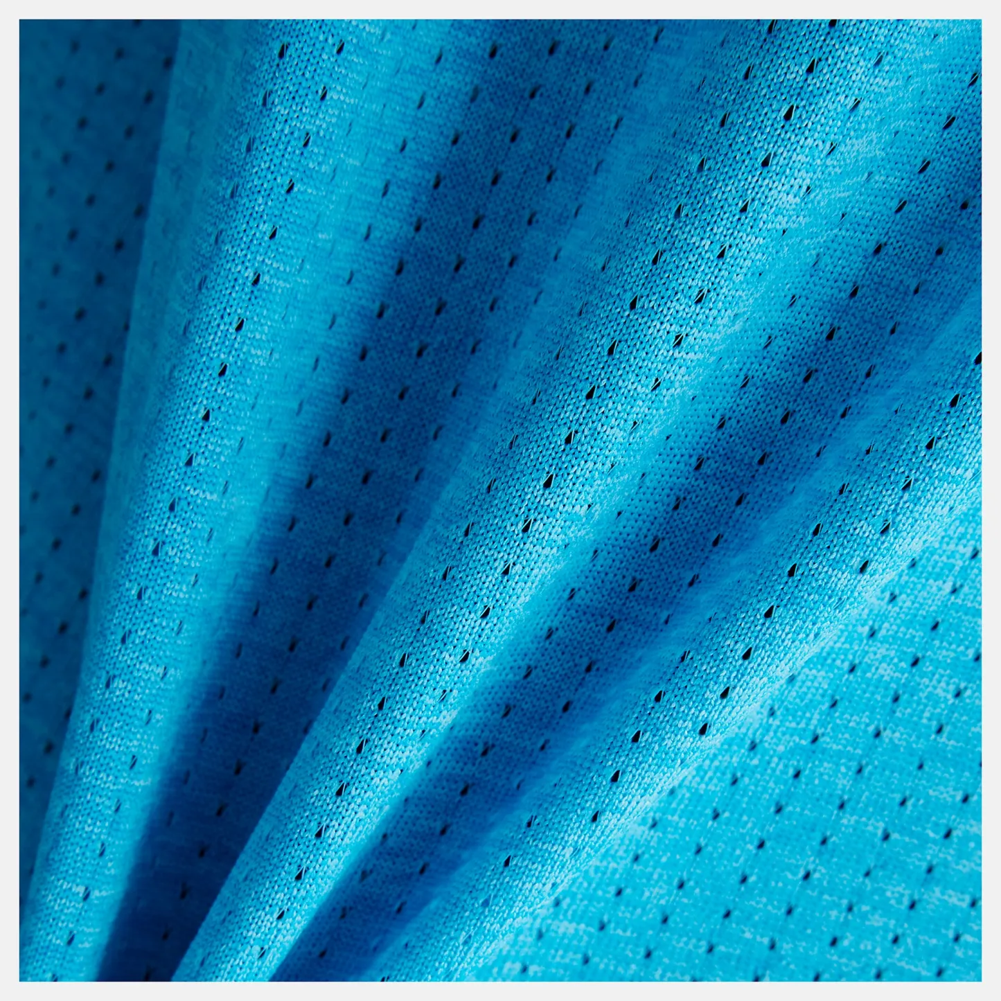 Chi lleva una talla S y mide 5'9"/ 175cm. Pecho : 32"/81cm, Cintura : 24"/61cm, Caderas : 35"/89cm