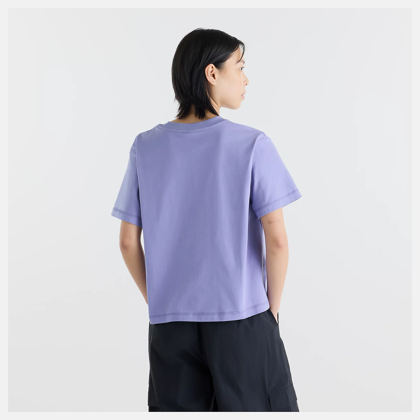 Suhyun Shin is wearing size S and is 5'7"/170.18cm. Chest: 30"/76.2cm, Waist: 24"/60.96cm, Hips: 35"/88.9cm