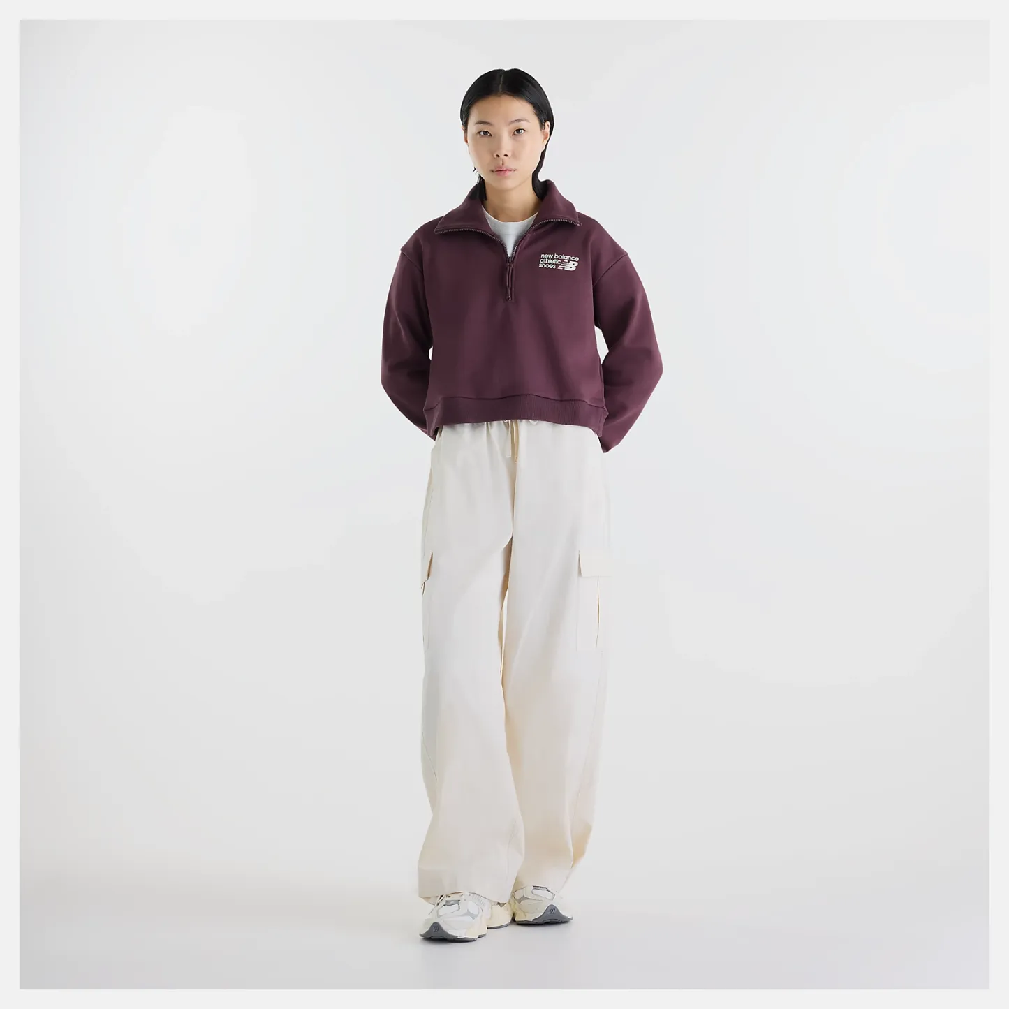 Suhyun Shin is wearing size S and is 5'7"/170.18cm. Chest: 30"/76.2cm, Waist: 24"/60.96cm, Hips: 35"/88.9cm