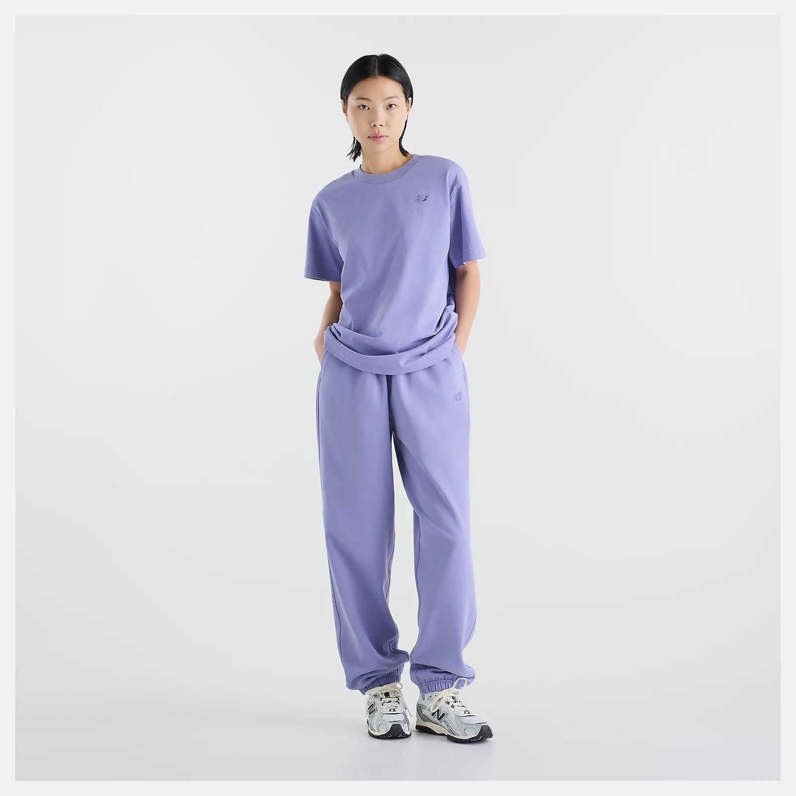 Suhyun Shin is wearing size S and is 5'7"/170.18cm. Chest: 30"/76.2cm, Waist: 24"/60.96cm, Hips: 35"/88.9cm