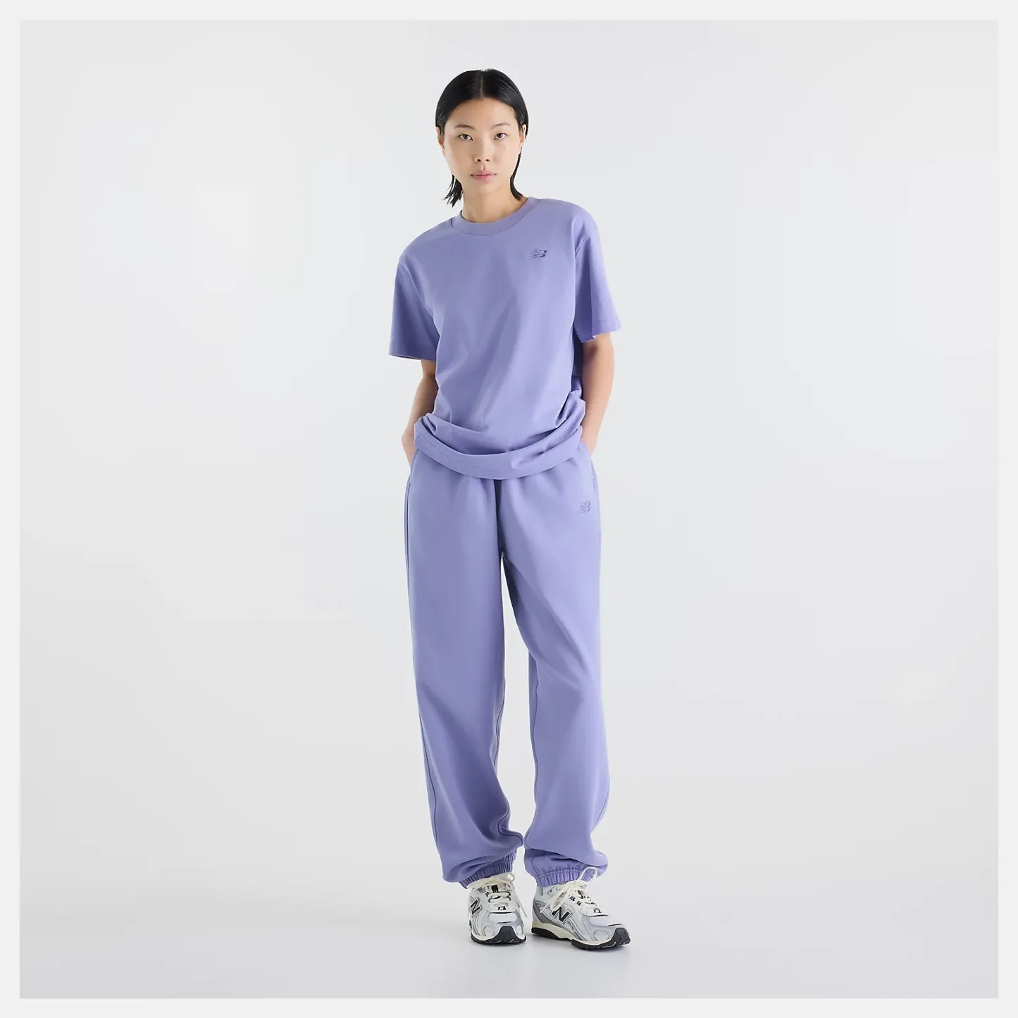 Suhyun Shin is wearing size S and is 5'7"/170.18cm. Chest: 30"/76.2cm, Waist: 24"/60.96cm, Hips: 35"/88.9cm