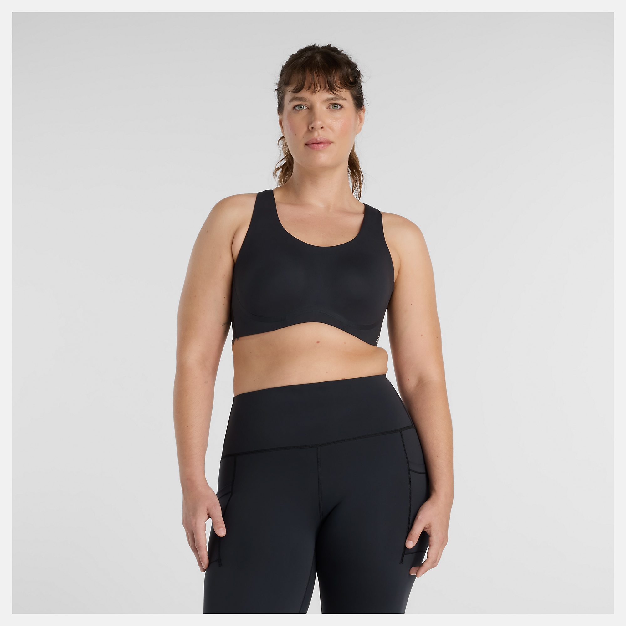 MaCara lleva una talla M A/C y mide 5'9"/175cm. Pecho : 38"/96cm, Cintura : 32.5"/82cm, Caderas : 45"/114cm