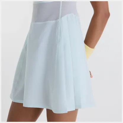 Chi lleva una talla S y mide 5'9"/ 175cm. Pecho : 32"/81cm, Cintura : 24"/61cm, Caderas : 35"/89cm