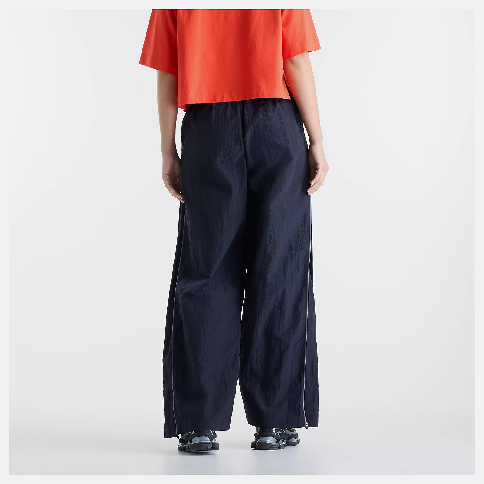 Nisaa is wearing size S and is 5'10"/177.8cm. Chest: 32"/81.28cm, Waist: 26"/66.04cm, Hips: 39"/99.06cm