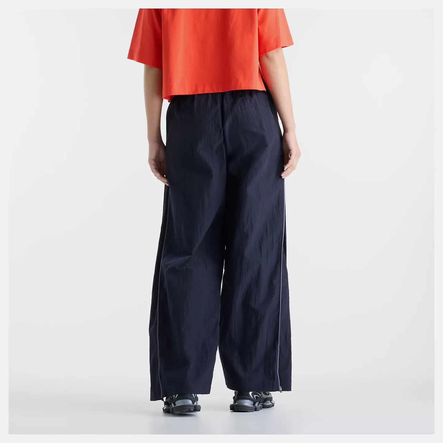 Nisaa is wearing size S and is 5'10"/177.8cm. Chest: 32"/81.28cm, Waist: 26"/66.04cm, Hips: 39"/99.06cm