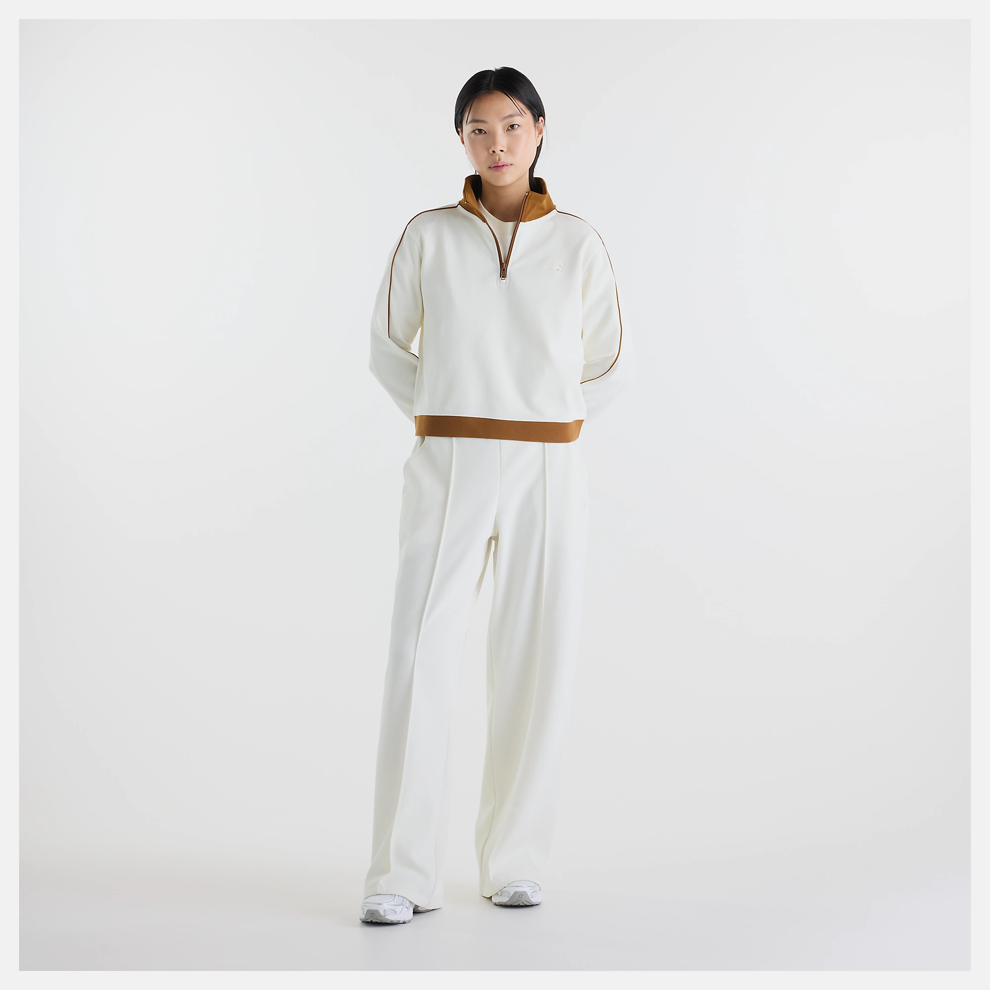 Suhyun lleva una talla S y mide 5'7"/170.18cm. Pecho : 30"/76.2cm, Cintura : 24"/60.96cm, Caderas : 35"/88.9cm