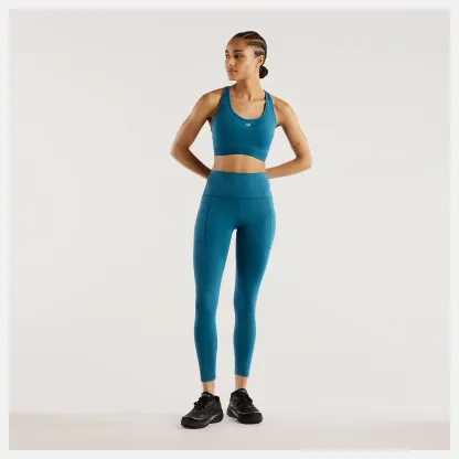 Amande lleva una talla S y mide 5'8"/172cm. Pecho : 33.5"/85cm, Cintura : 24.5"/62cm, Caderas : 35"/89cm