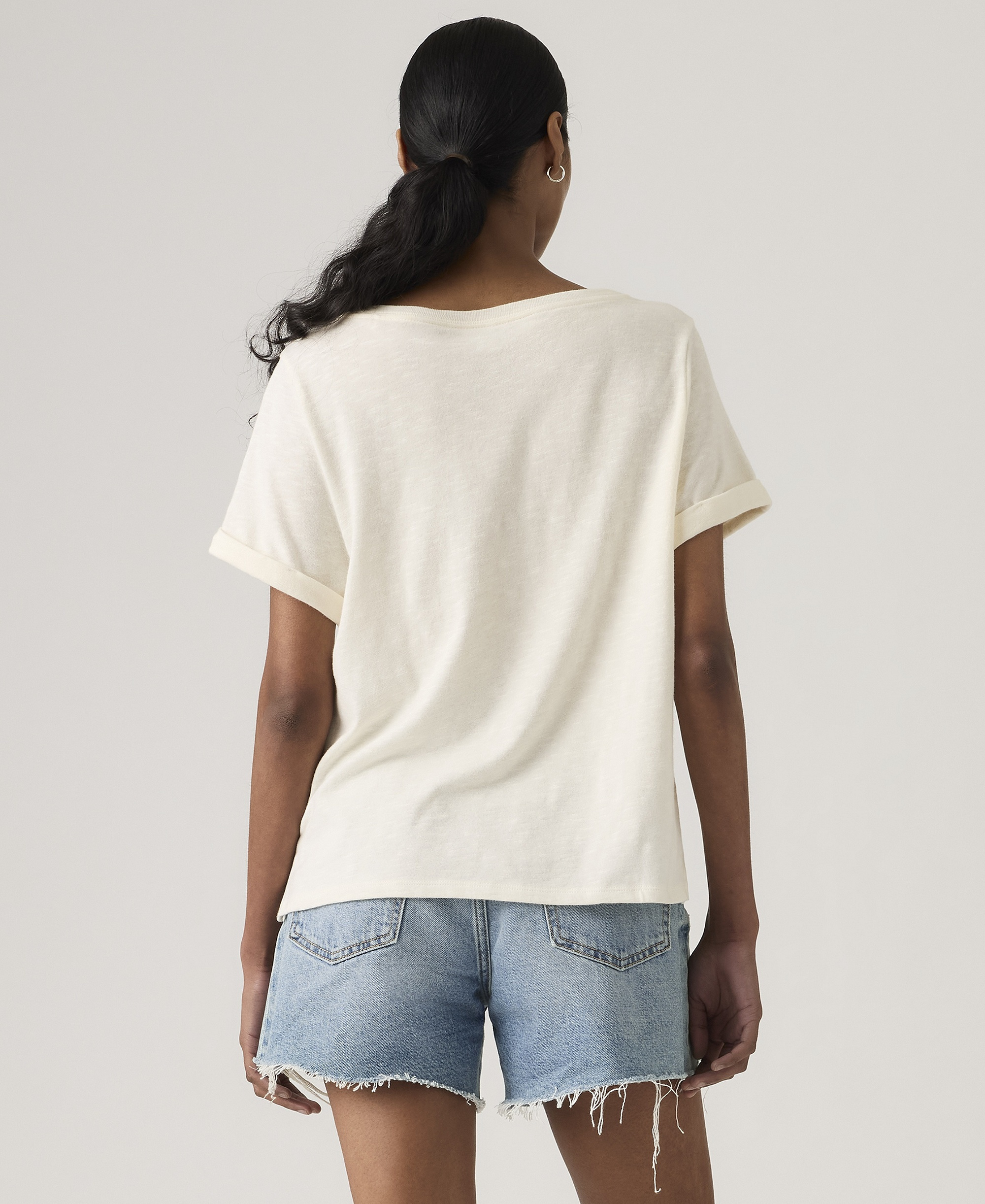 Levi's Women's Graphic Julie Pocket Crewneck Cotton T-Shirt - Simple Daisies Pocket Chateau Gray