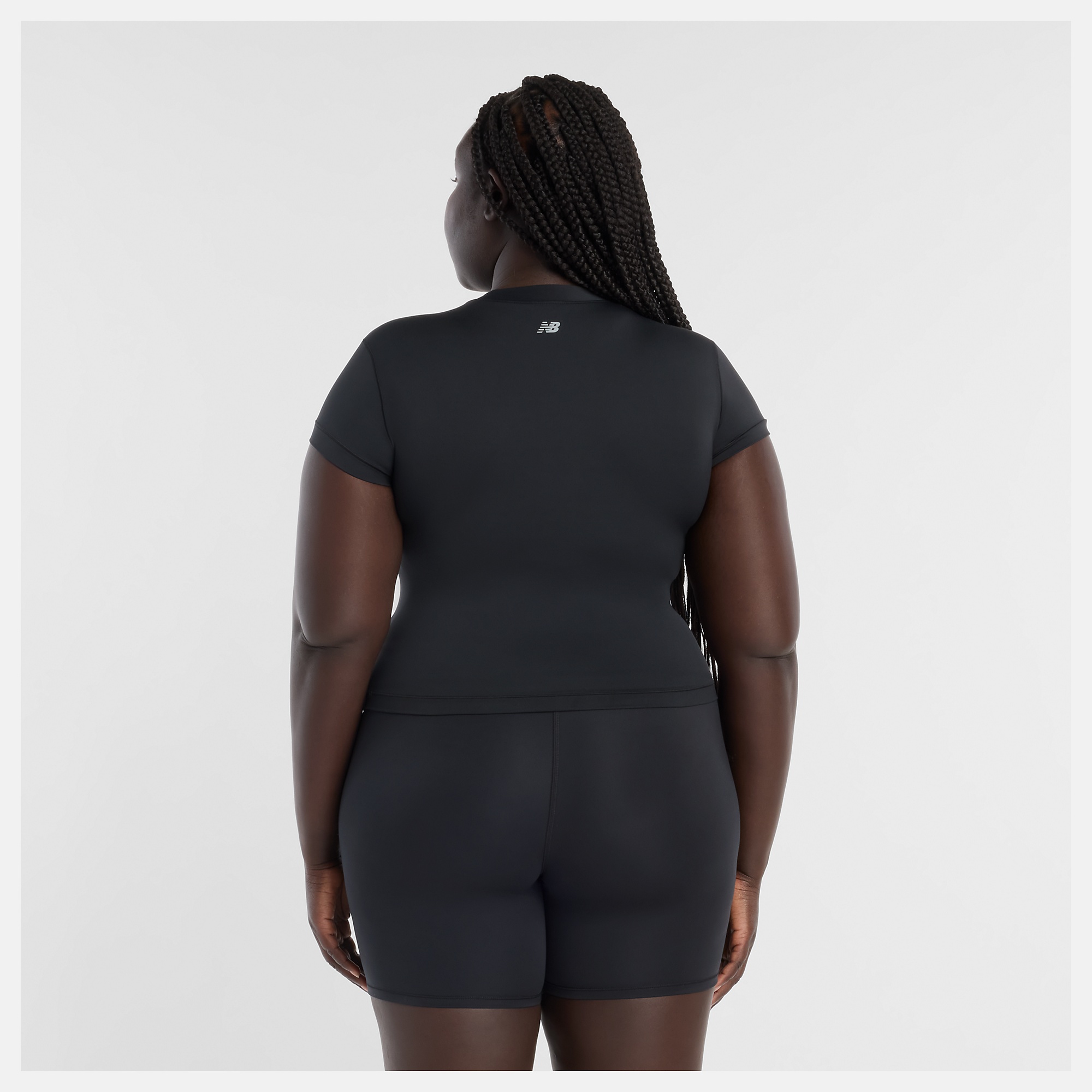Anai lleva una talla M y mide 5'9"/175cm. Pecho : 45"/114cm, Cintura : 36.5"/93cm, Caderas : 48"/122 cm