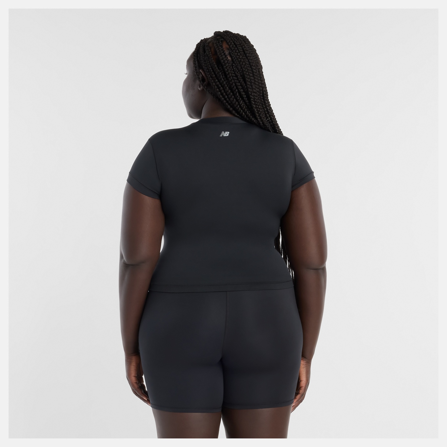 Anai lleva una talla M y mide 5'9"/175cm. Pecho : 45"/114cm, Cintura : 36.5"/93cm, Caderas : 48"/122 cm