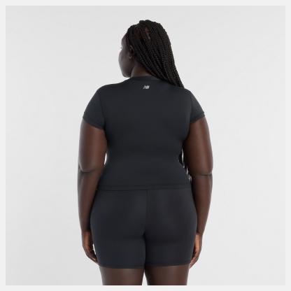 Anai lleva una talla M y mide 5'9"/175cm. Pecho : 45"/114cm, Cintura : 36.5"/93cm, Caderas : 48"/122 cm