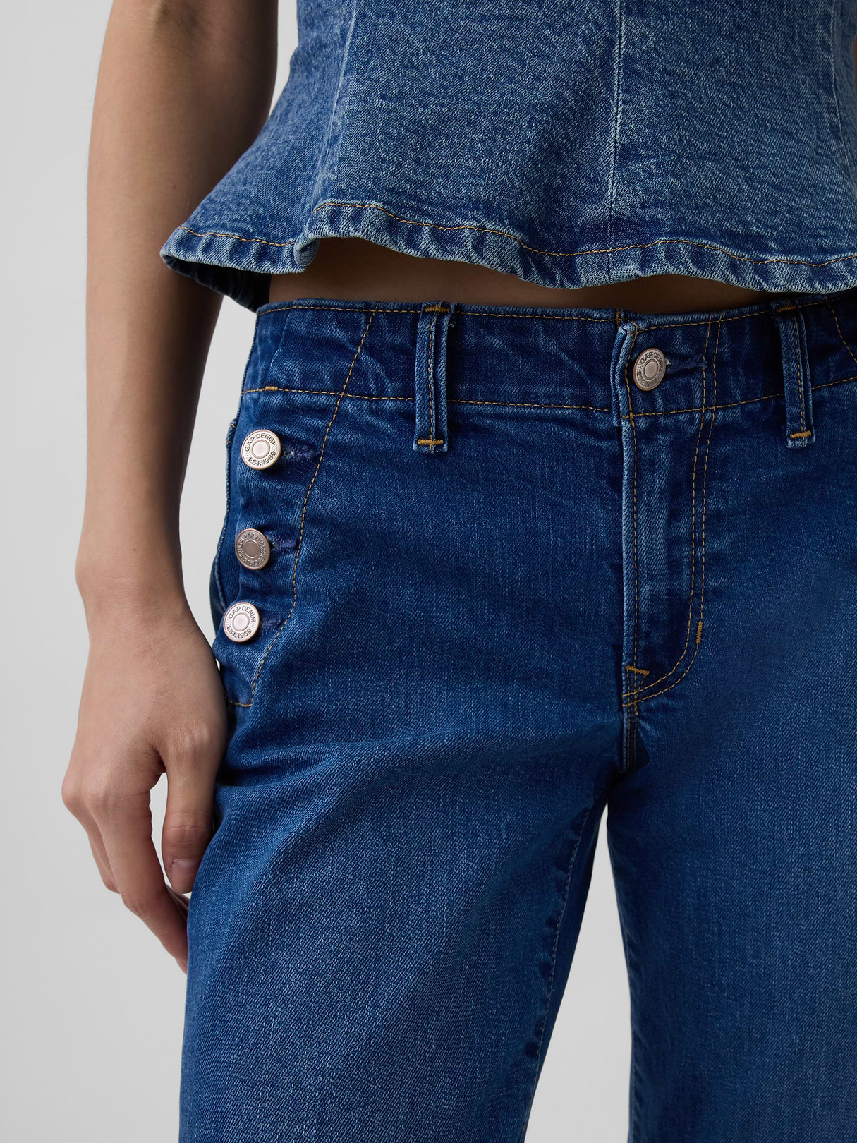 Low Rise Long & Lean Split-Hem Jeans - Medium wash