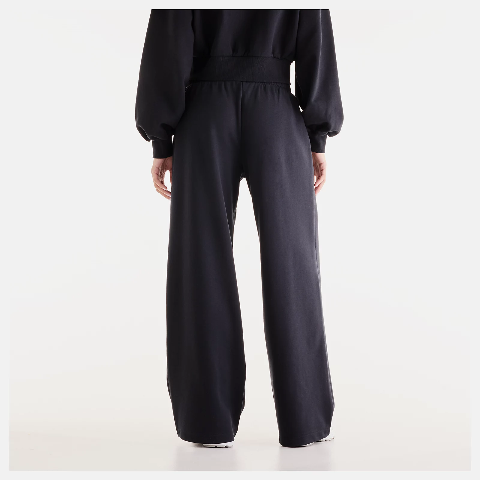 Lola is wearing size S and is 5'8"/172.72cm. Chest: 31.5"/80.01cm, Waist: 25.5"/64.77cm, Hips: 36"/91.44cm