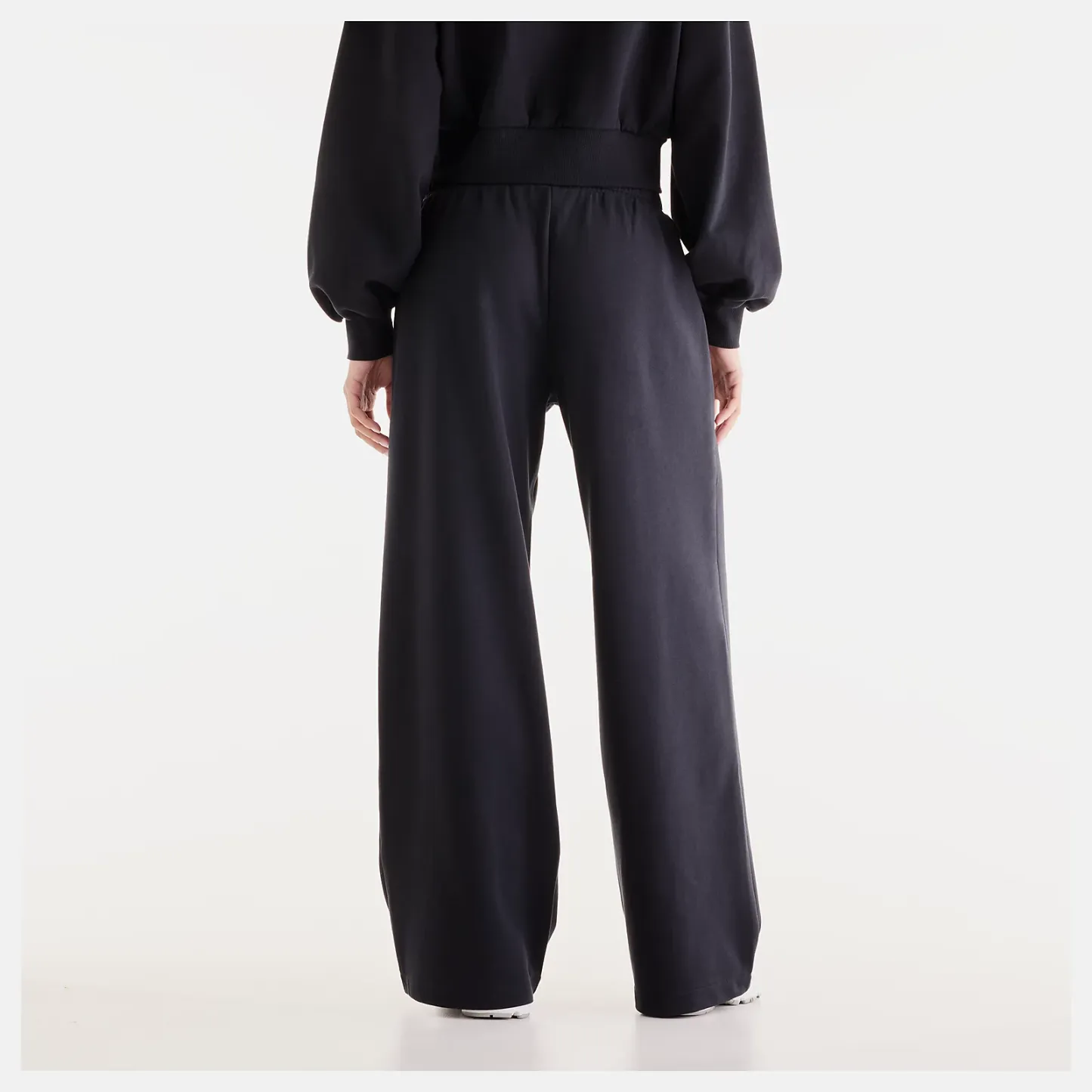 Lola is wearing size S and is 5'8"/172.72cm. Chest: 31.5"/80.01cm, Waist: 25.5"/64.77cm, Hips: 36"/91.44cm