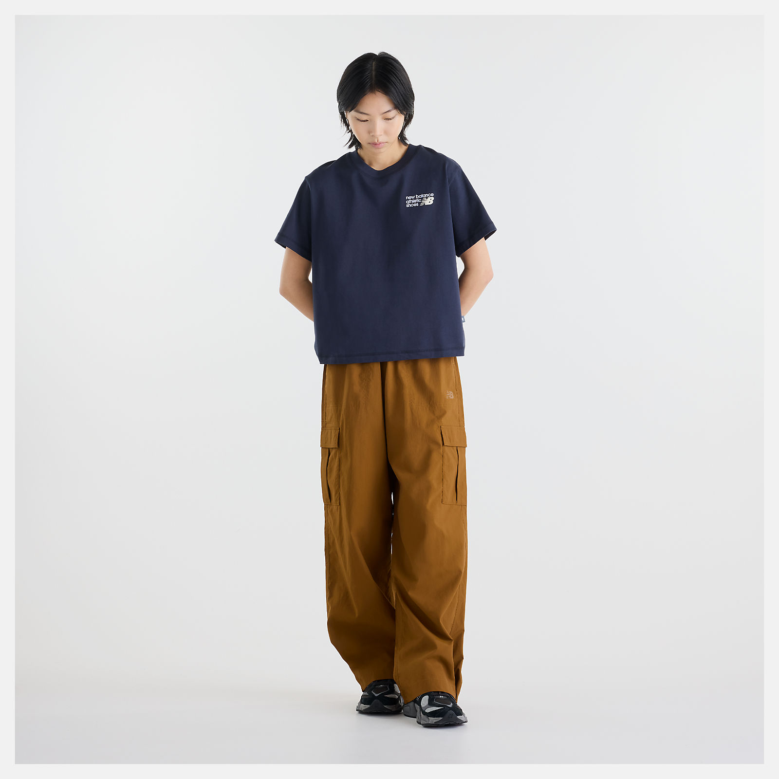 Suhyun Shin is wearing size S and is 5'7"/170.18cm. Chest: 30"/76.2cm, Waist: 24"/60.96cm, Hips: 35"/88.9cm