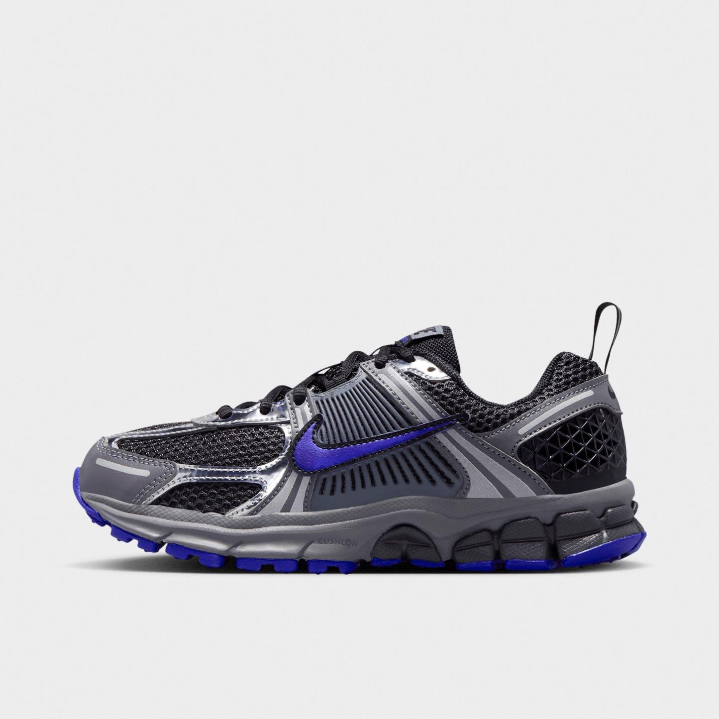 Big Kids' Nithtke Vomero 5 Casual Shoes - Part 1 - Anthracite/Smoke Grey/Metallic Silver/Hyper Royal - Left shoe facing left. Outside of the shoe.