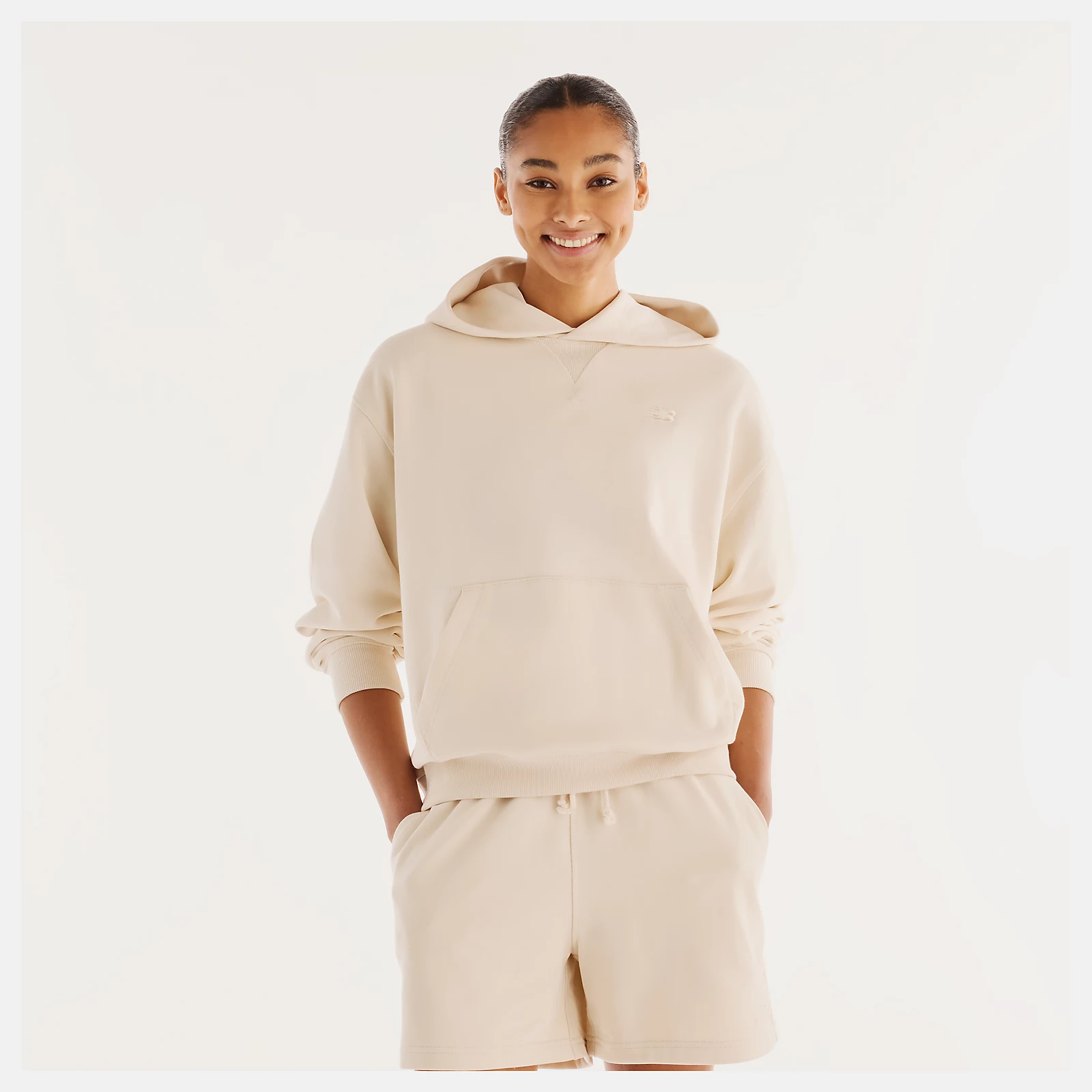 Tess is wearing size S and is 5'8.5"/174cm. Chest: 31.5"/80cm, Waist: 25.75"/65.5cm, Hips: 34.75"/88cm