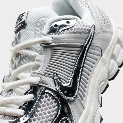 Big Kids' Nithtke Vomero 5 Casual Shoes - Part 1 - Photon Dust/Gridiron/Sail/Chrome - Detail shot